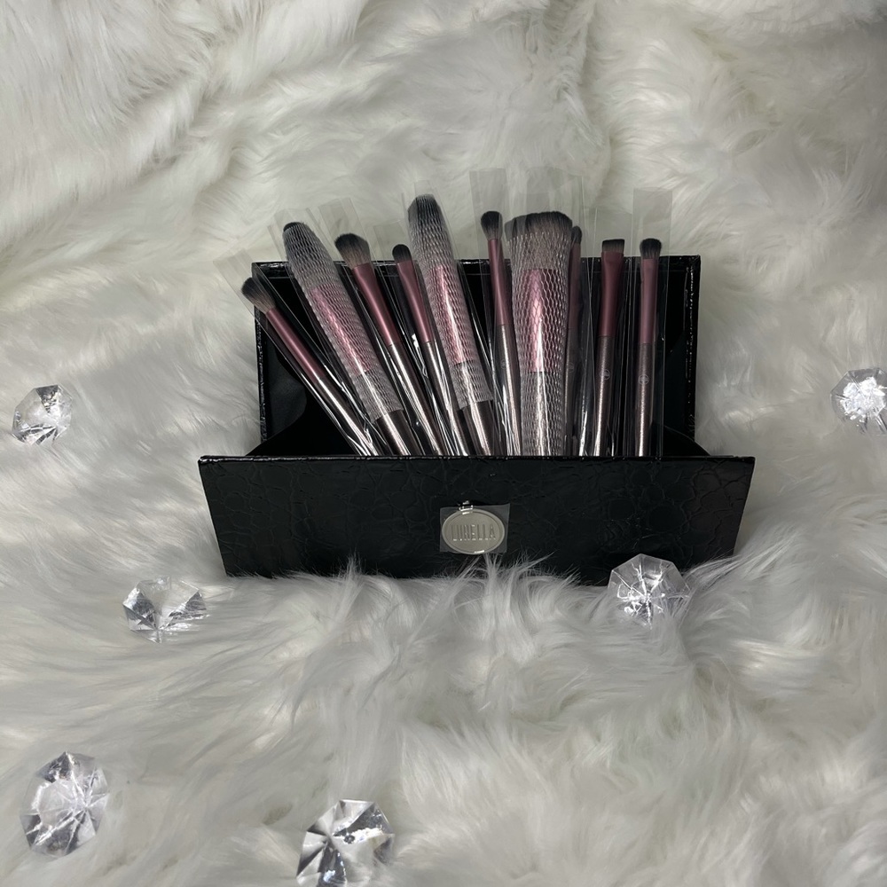 Makeup brushes